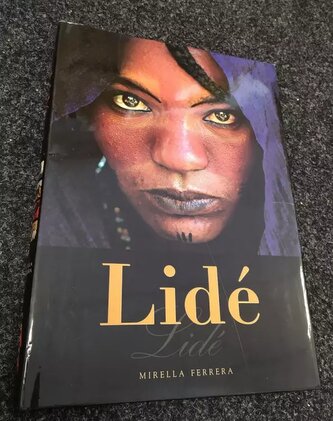 Lidé (Mirella Ferrera, 2004)