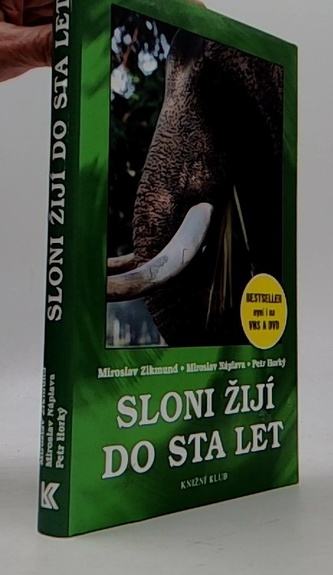 Sloni žijí do sta let