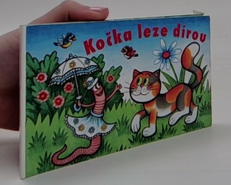 Kočka leze dírou