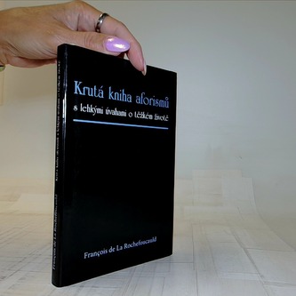 Krutá kniha aforismů s lehkými úvahami o těžkém životě