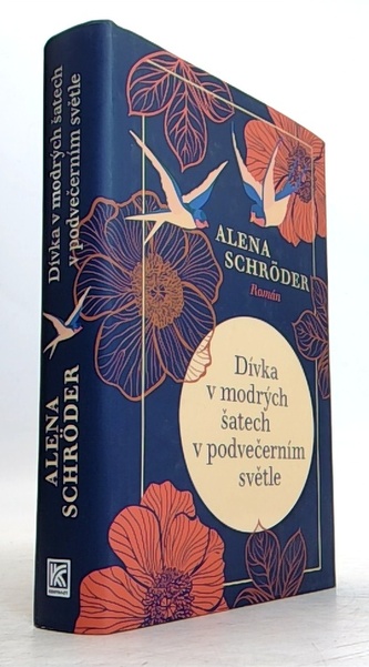 Dívka v modrých šatech v podvečerním světle