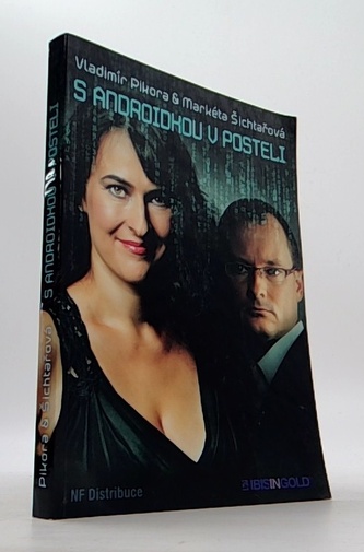 S androidkou v posteli