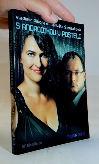 S androidkou v posteli