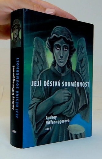 Její děsivá souměrnost