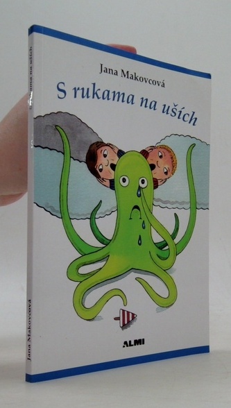 S rukama na uších
